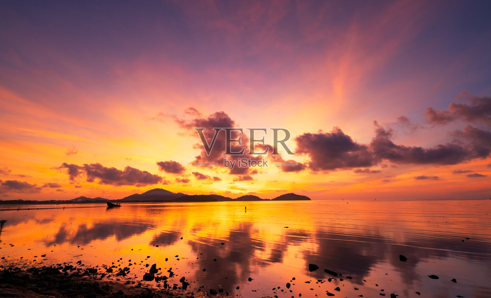 美丽的运动模糊长曝光日落或日出与戏剧性的天空云在热带普吉岛平静的大海令人惊叹的自然景观和自然的海景照片摄影图片