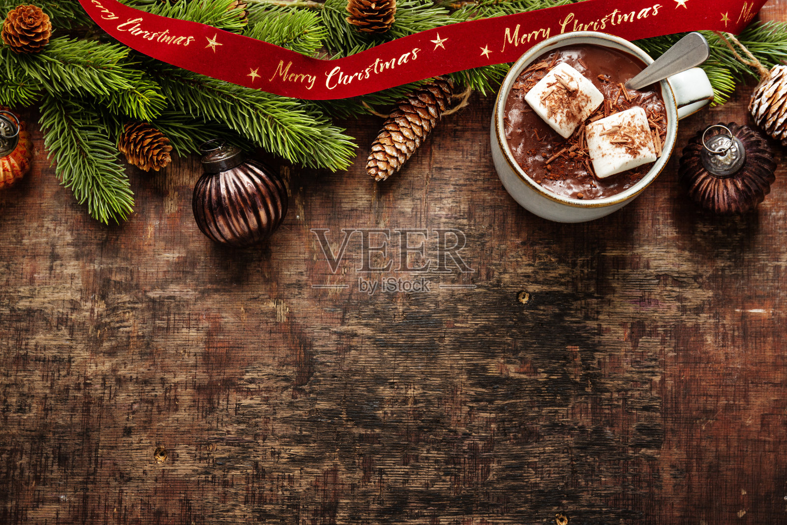 圣诞背景与小玩意,杉木和礼物在旧木桌。照片摄影图片