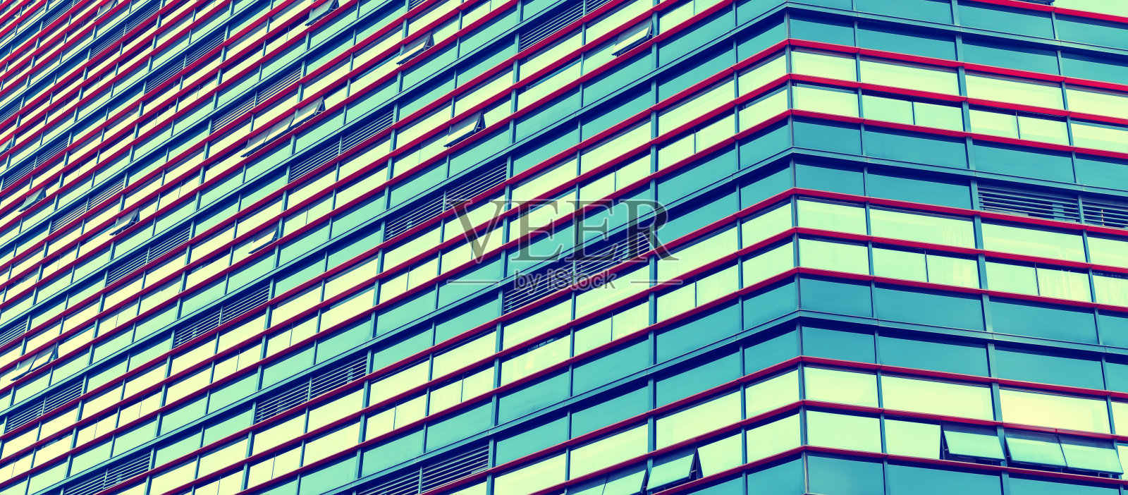 下面是巨大的摩天大楼照片摄影图片