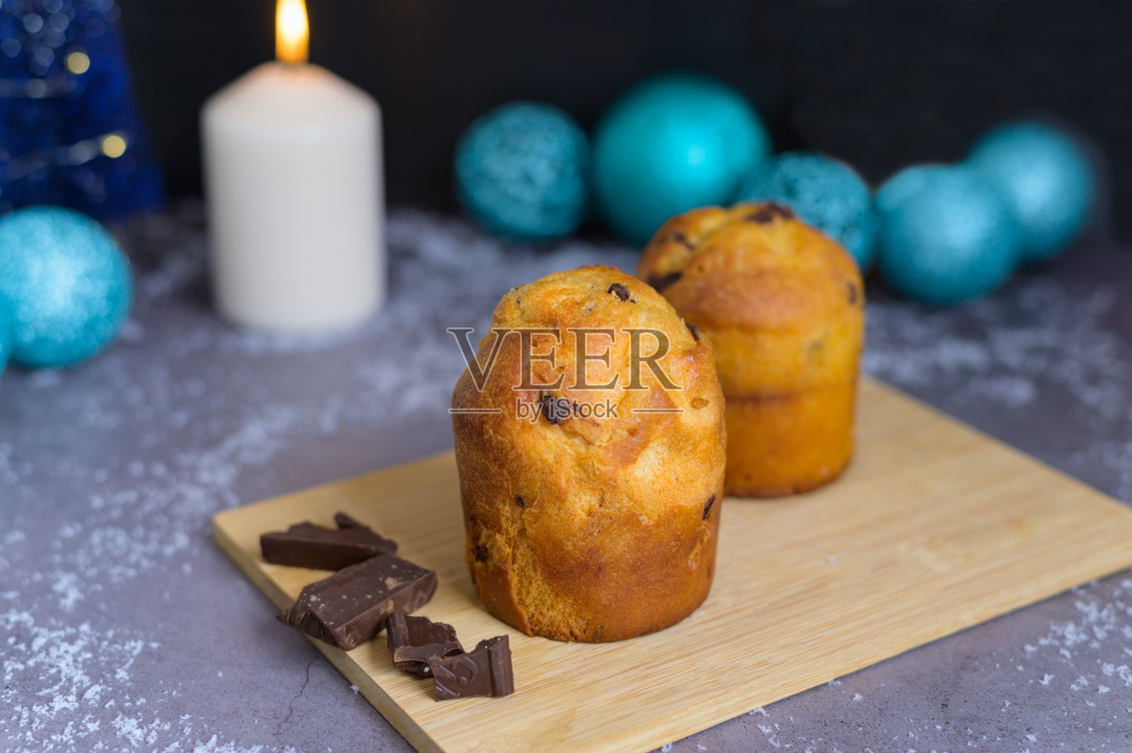 两个自制的潘妮特调在桌子上与圣诞背景蓝色调模糊的焦点。照片摄影图片