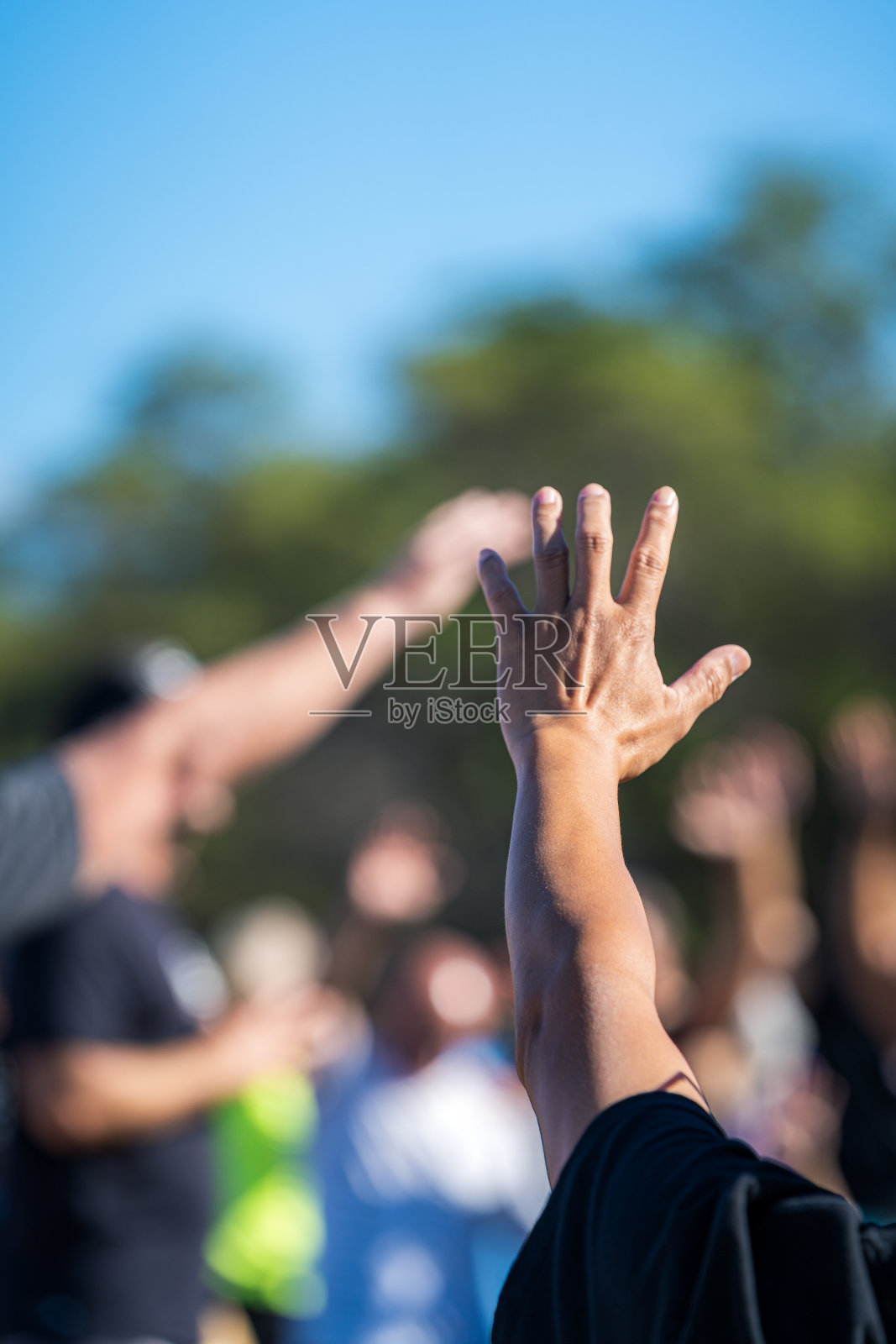 在夏威夷毛伊岛的户外洗礼中赞美和崇拜照片摄影图片