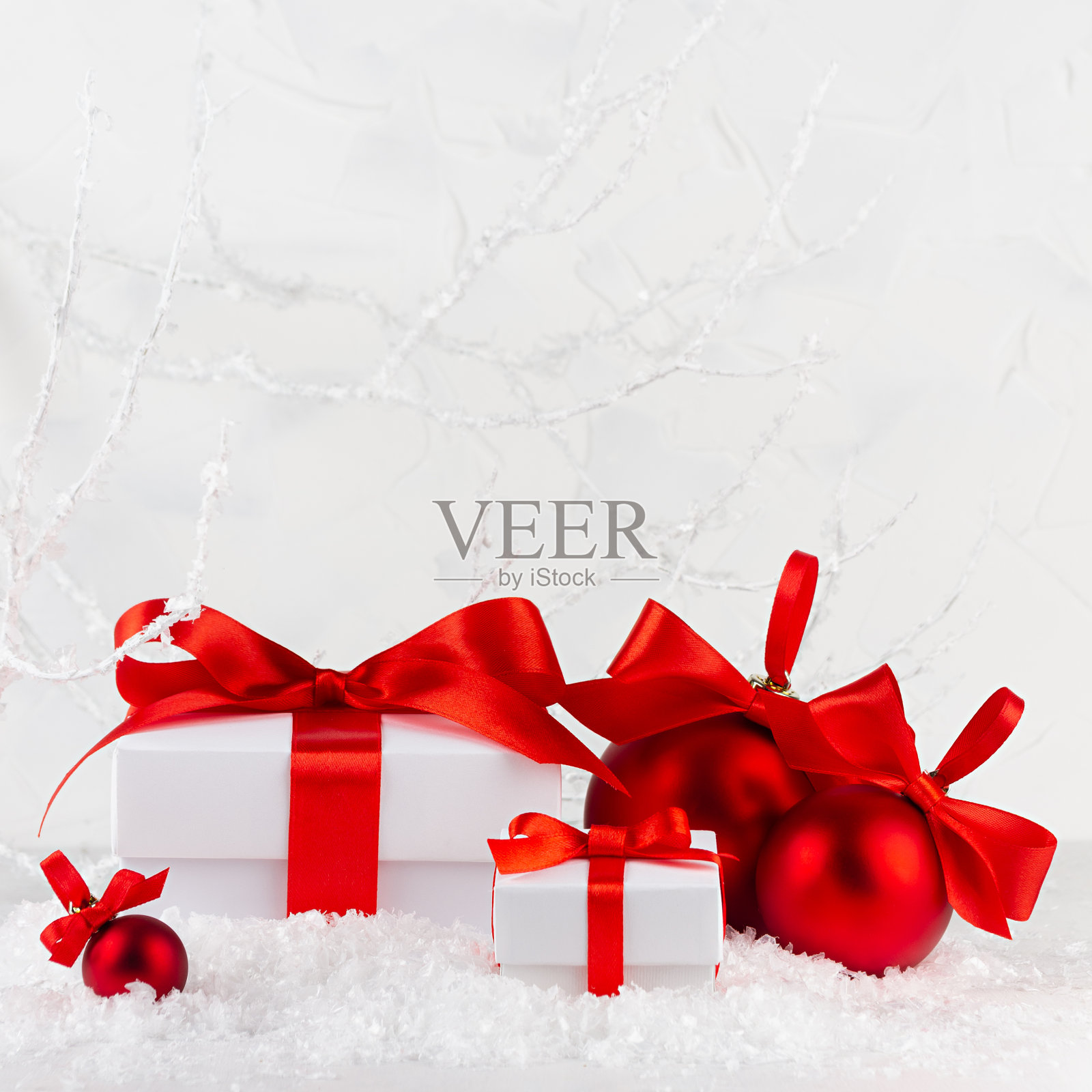 节日圣诞礼物与红丝带,蝴蝶结特写在装饰冬季森林在雪,霜白色的树枝,复制空间,广场。为设计,卡片,传单,海报的节日新年背景。照片摄影图片