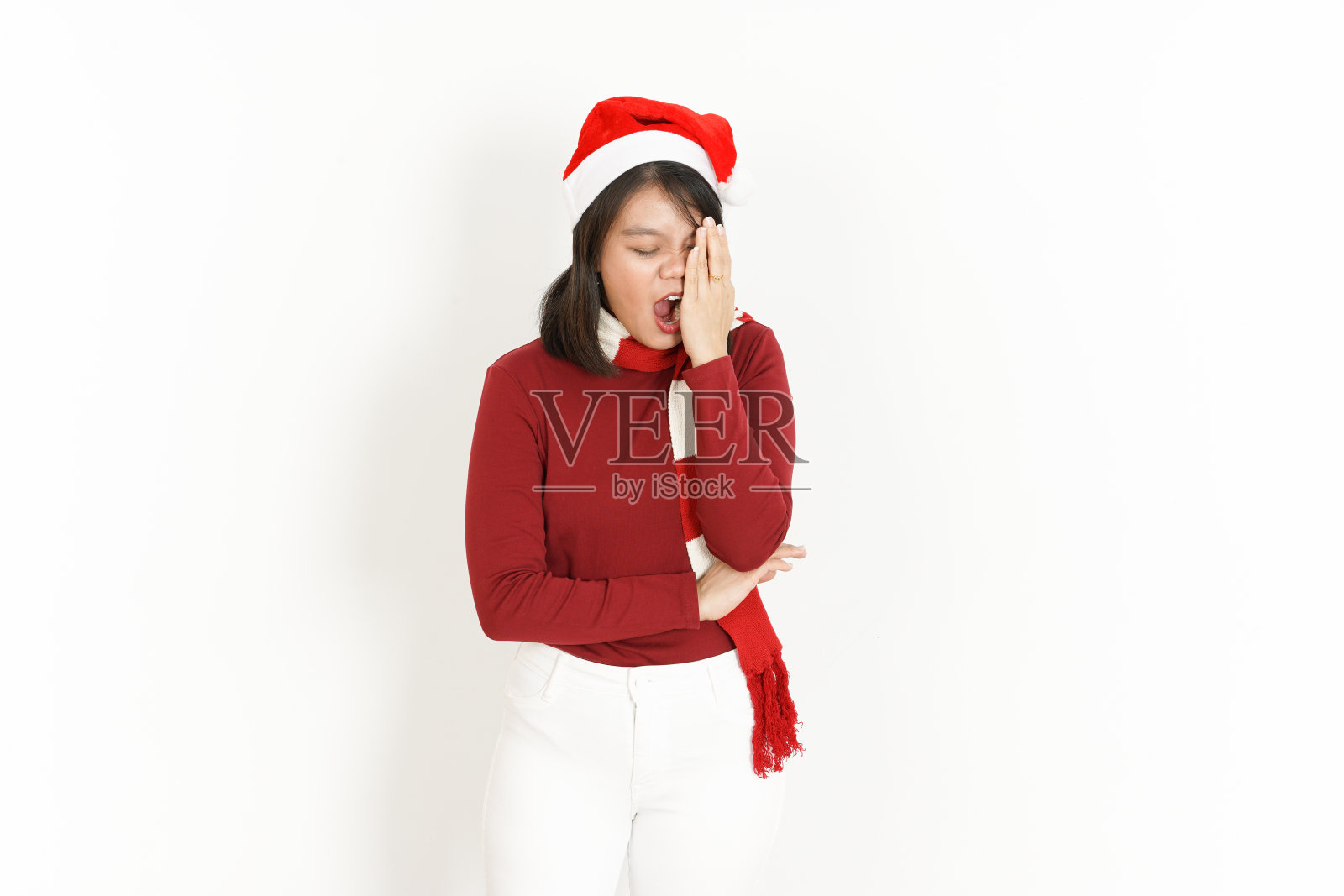 美丽的亚洲女人穿着红色高领和圣诞帽孤立在白色背景照片摄影图片