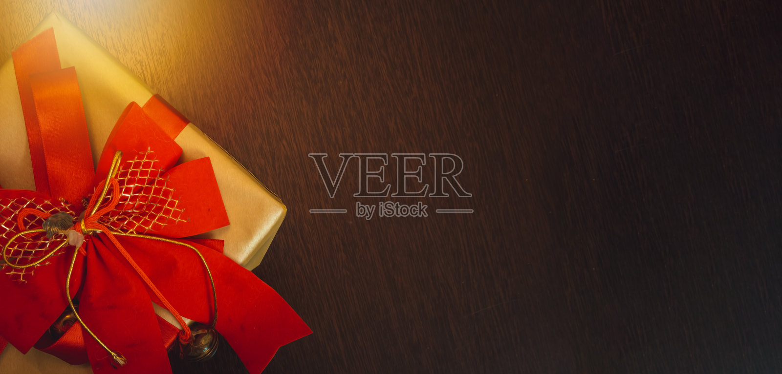 木桌上摆放着各种手工制作的圣诞和新年礼物。空间的文本。照片摄影图片