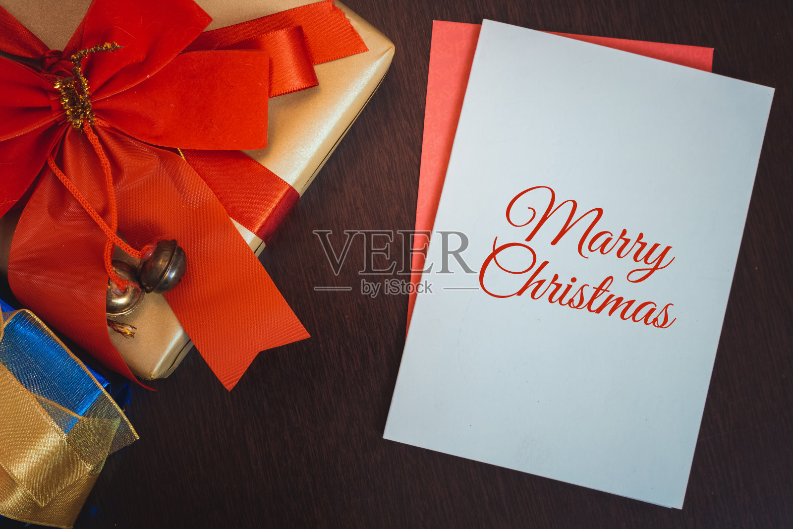 白色背景上书写圣诞快乐的模糊背景圣诞贺卡,留有文本空间照片摄影图片