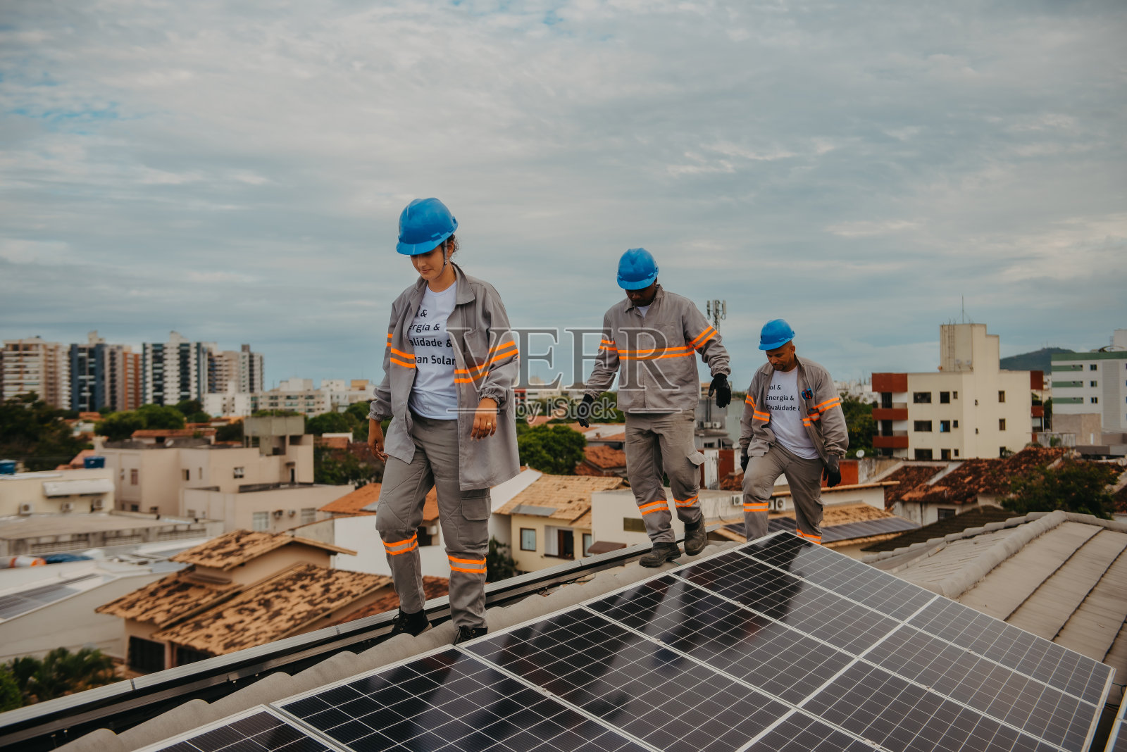 太阳能电池板的安装和维护照片摄影图片