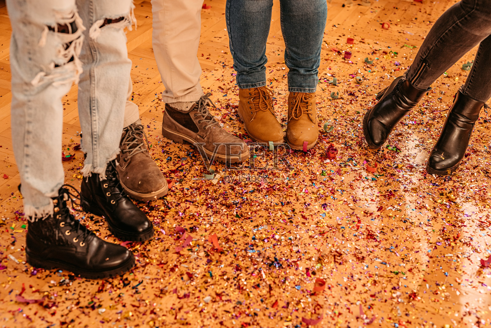 派对上的人脚踩满了五彩纸屑照片摄影图片