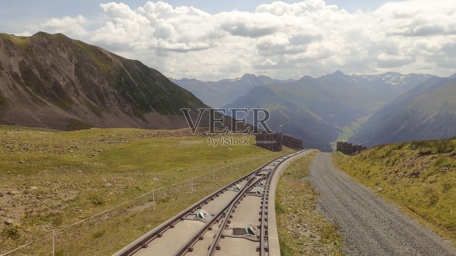 沿着山脊的铁轨风景照片摄影图片