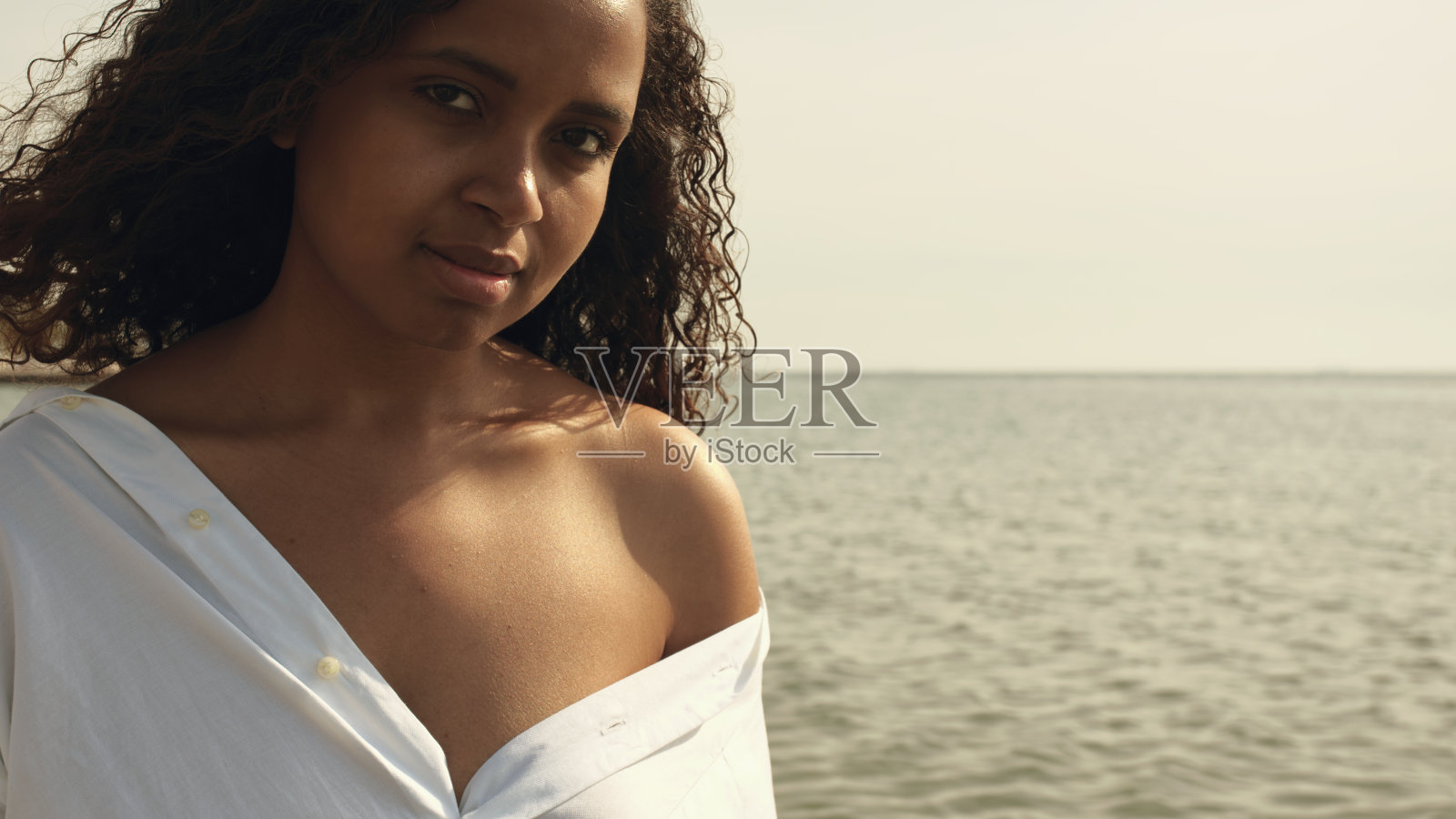 年轻的非裔美国妇女和海洋照片摄影图片