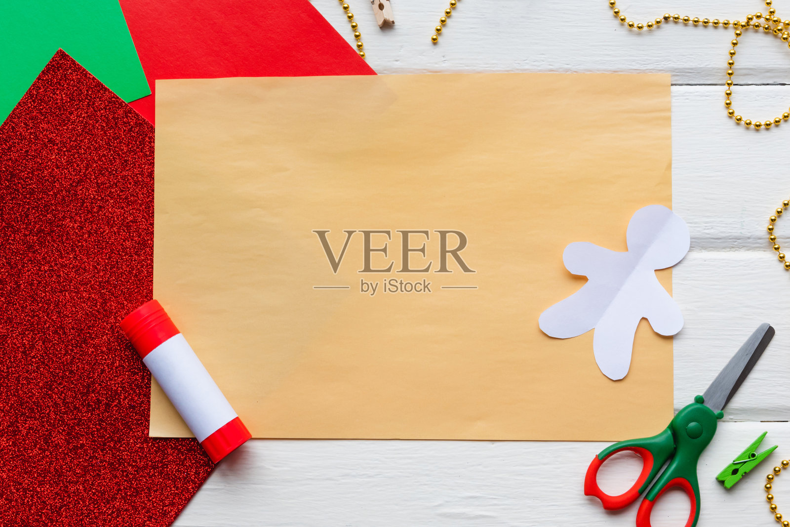 申请孩子。圣诞或新年贺卡与姜饼人从纸。DIY。照片摄影图片