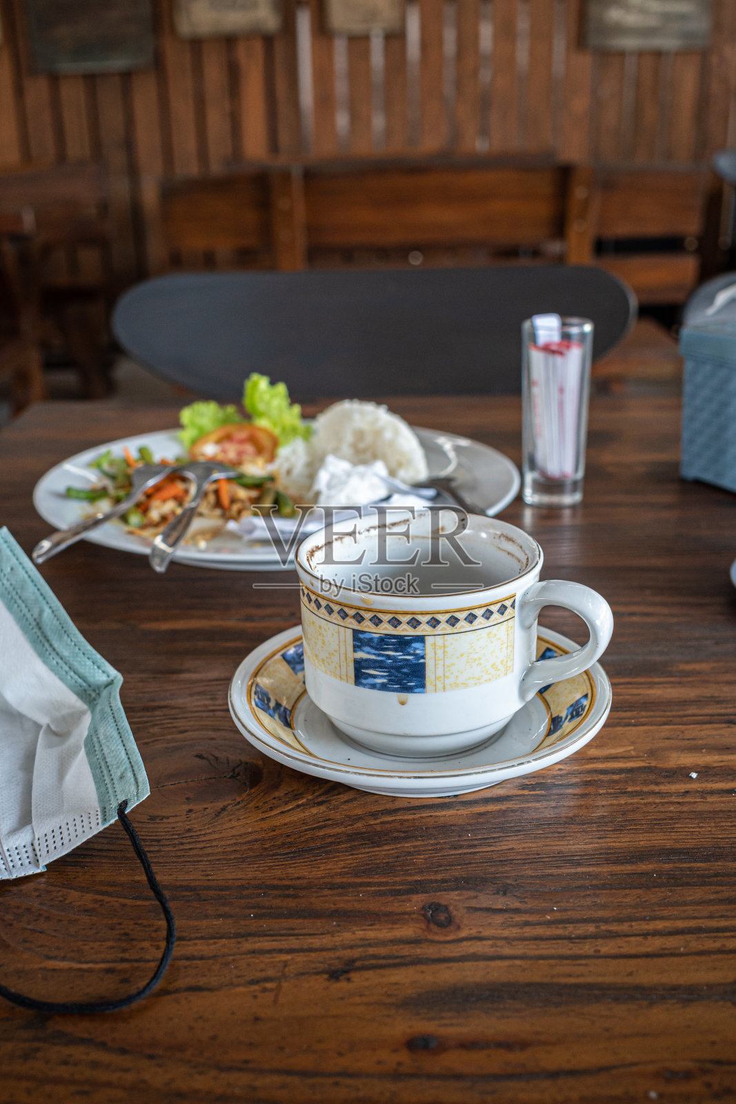 杯子和眼镜照片摄影图片