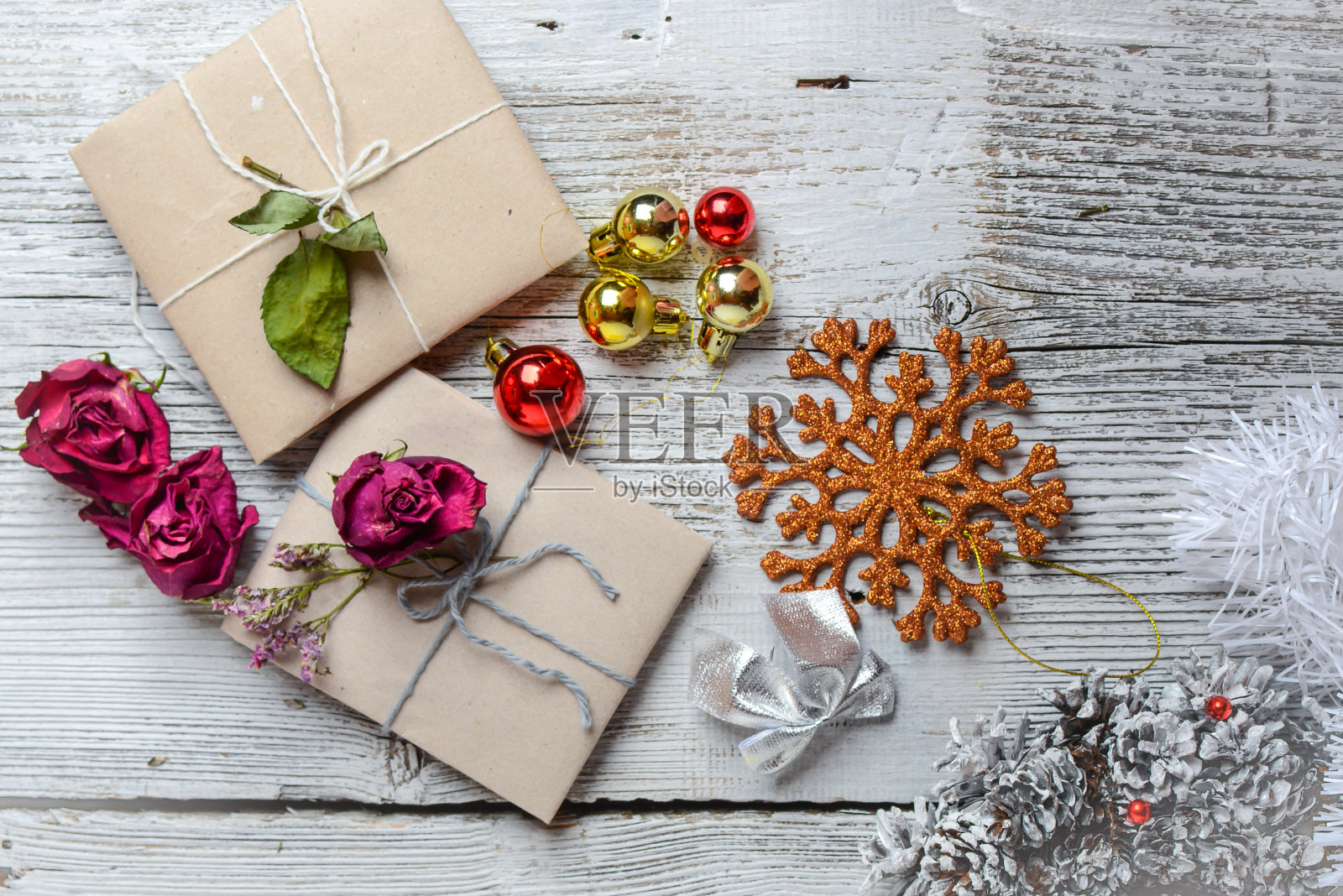 装着圣诞礼物,放在白色的木桌上照片摄影图片