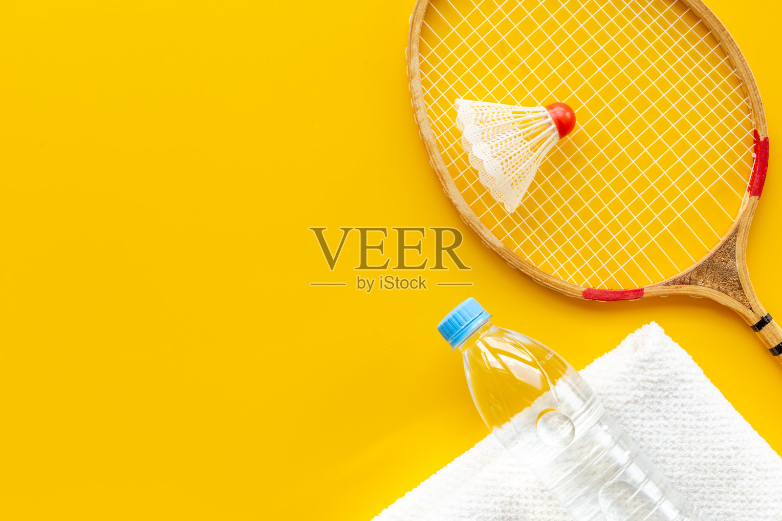 运动器材有羽毛球拍、毛巾和水照片摄影图片