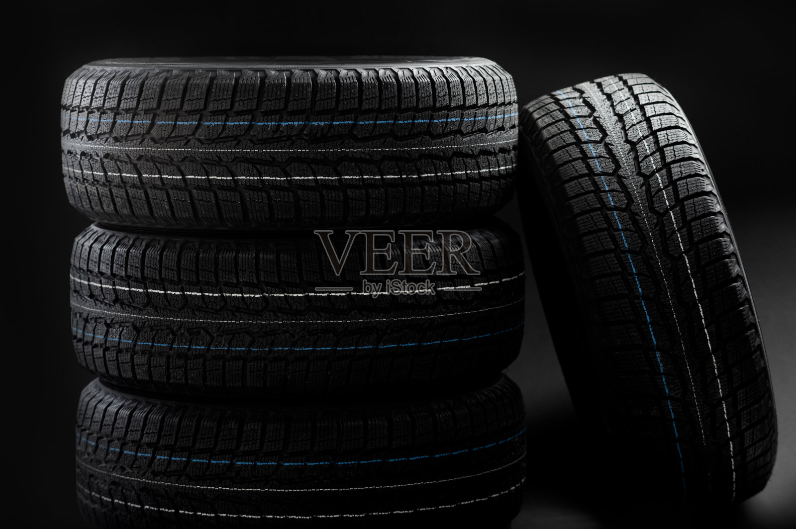 一套冬季轮胎照片摄影图片