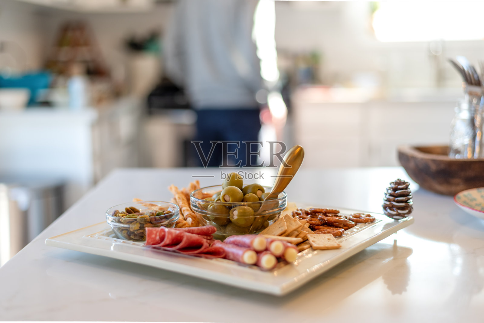 熟食板放在白色的工作台上照片摄影图片