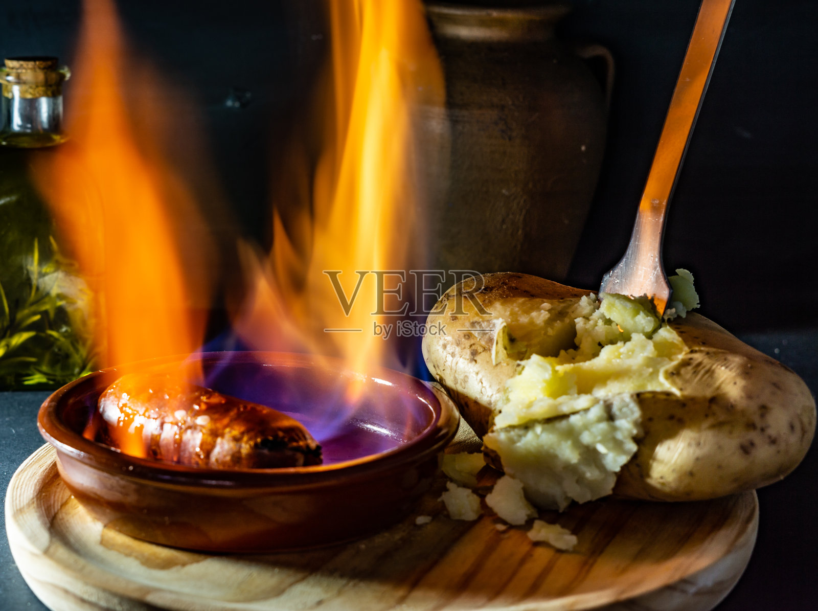 煮土豆配烤香肠照片摄影图片