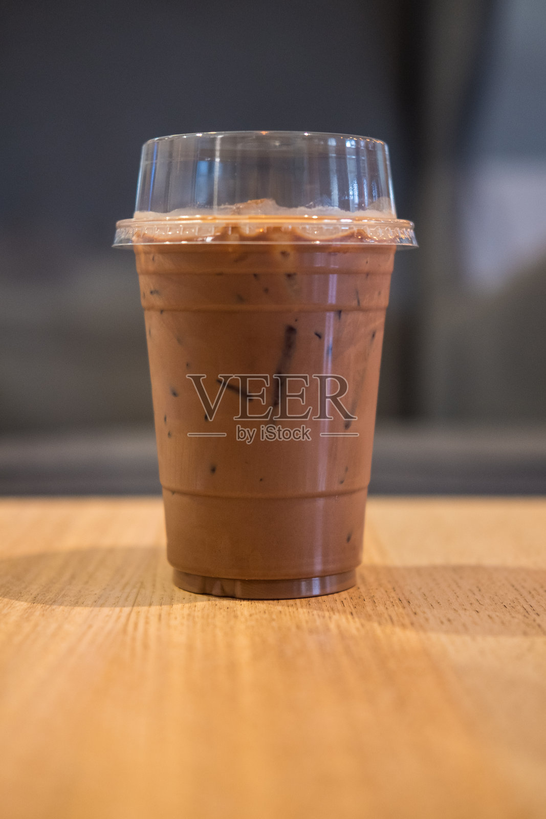 咖啡咖啡馆里的塑料杯混合着巧克力或可可(摩卡)的浓缩咖啡。照片摄影图片