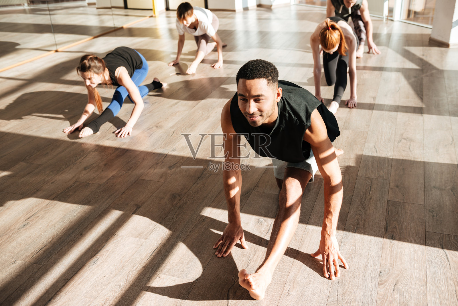 一群人在练瑜伽照片摄影图片