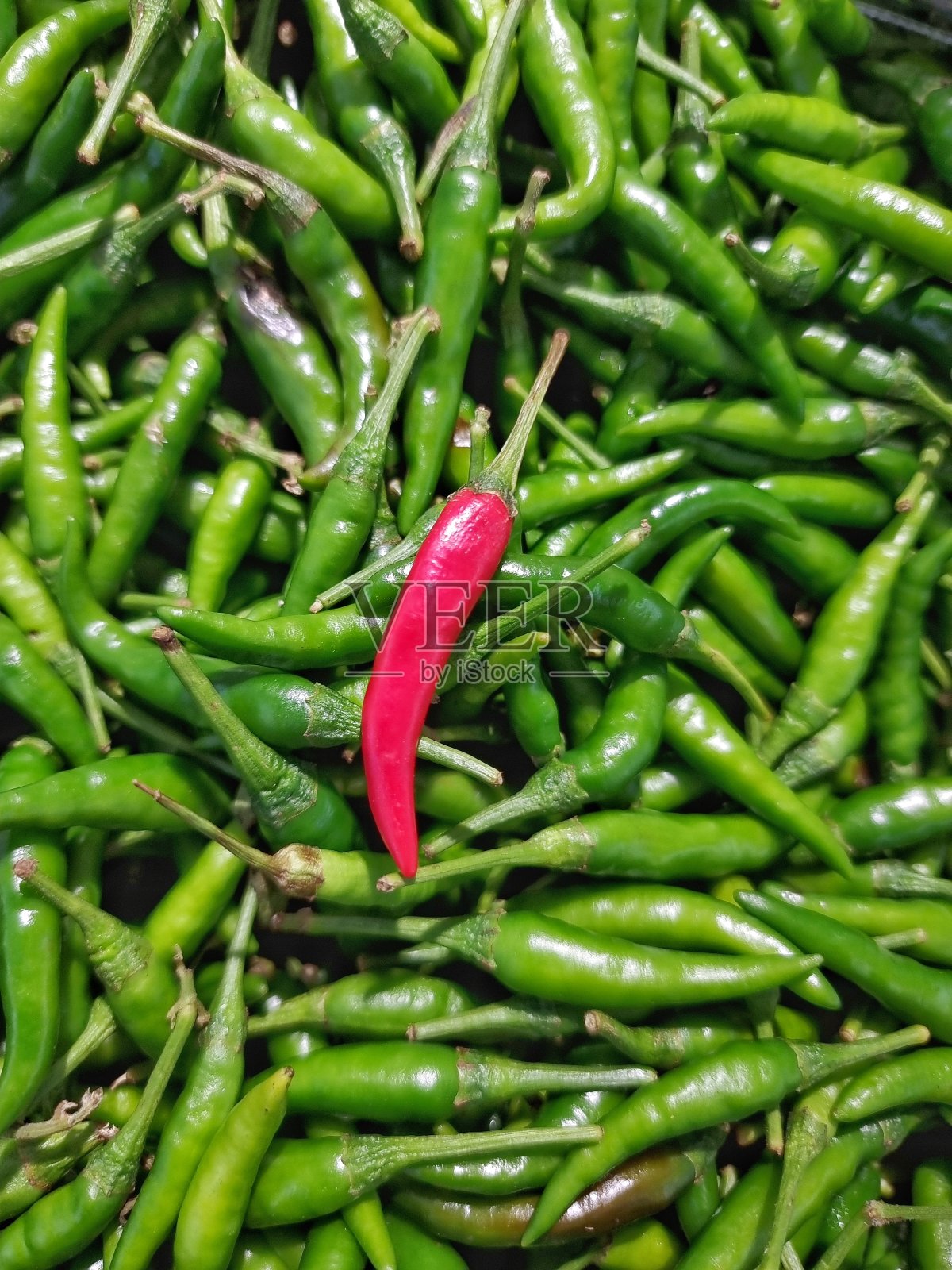 垂直完整的框架新鲜的泰国红辣椒的绿色辣椒背景在市场出售照片摄影图片