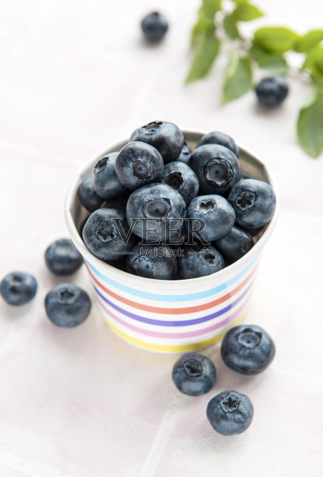 瓷砖背景上的蓝莓照片摄影图片