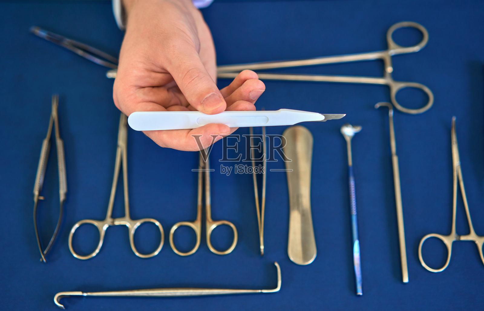 手术器械放在桌子上照片摄影图片