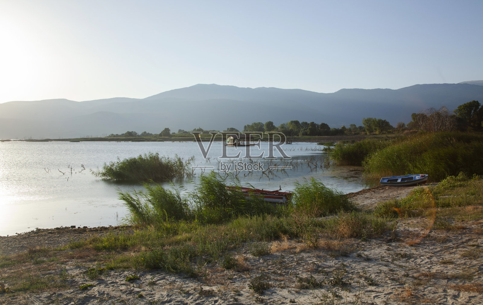 有两条船的湖照片摄影图片