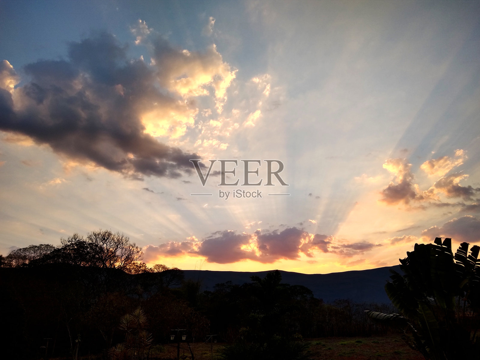 太阳从山上升起。照片摄影图片