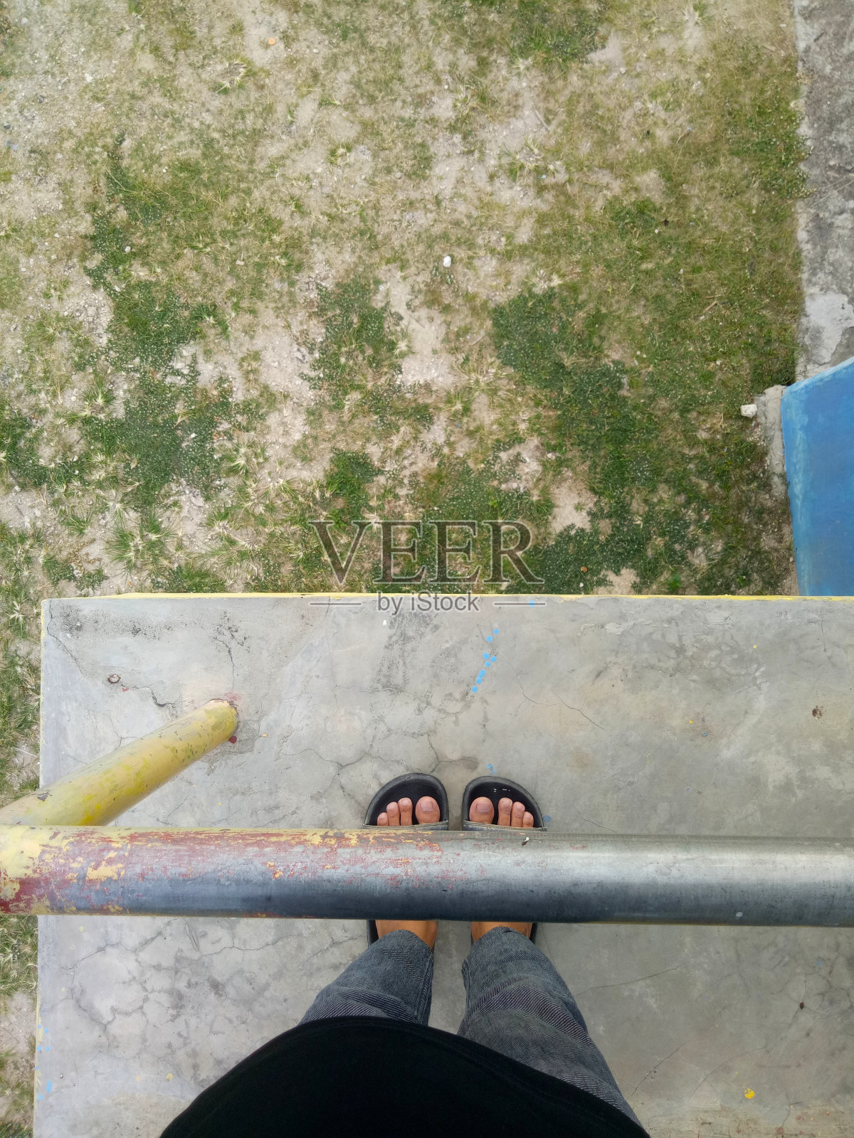 在没有草的土地上架起一座桥。桥扶手与脚趾甲背景照片摄影图片