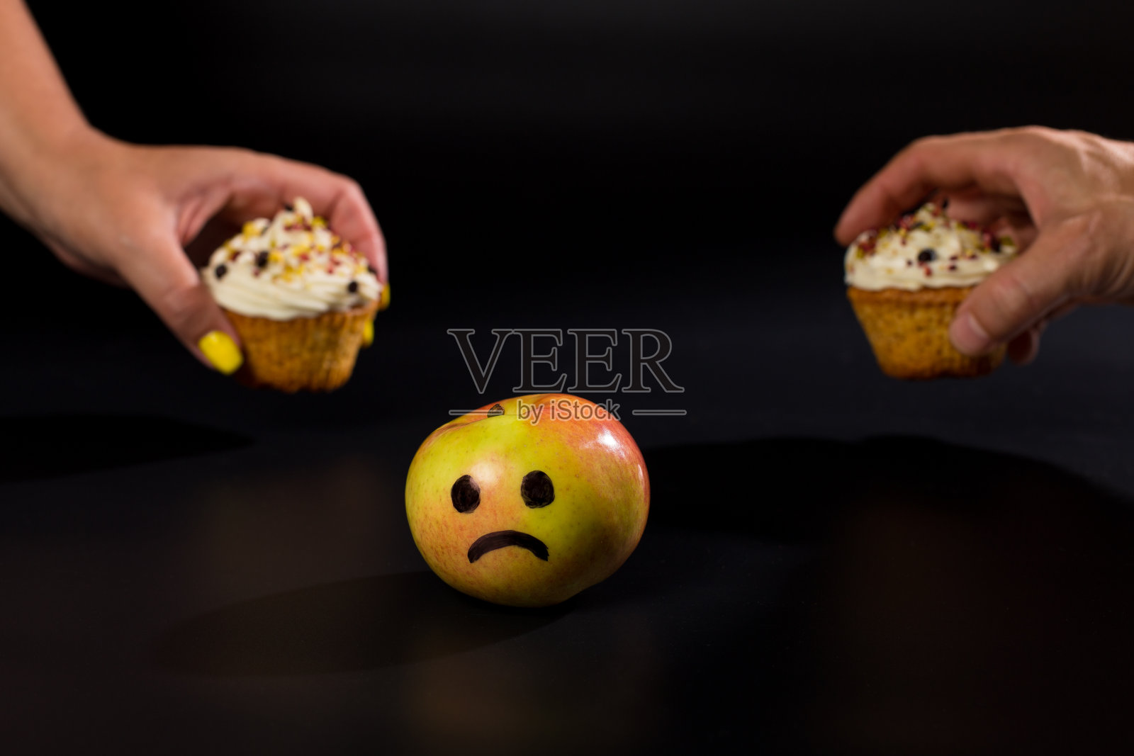 糖瘾。人们选择糖果。水果不受人尊敬。照片摄影图片