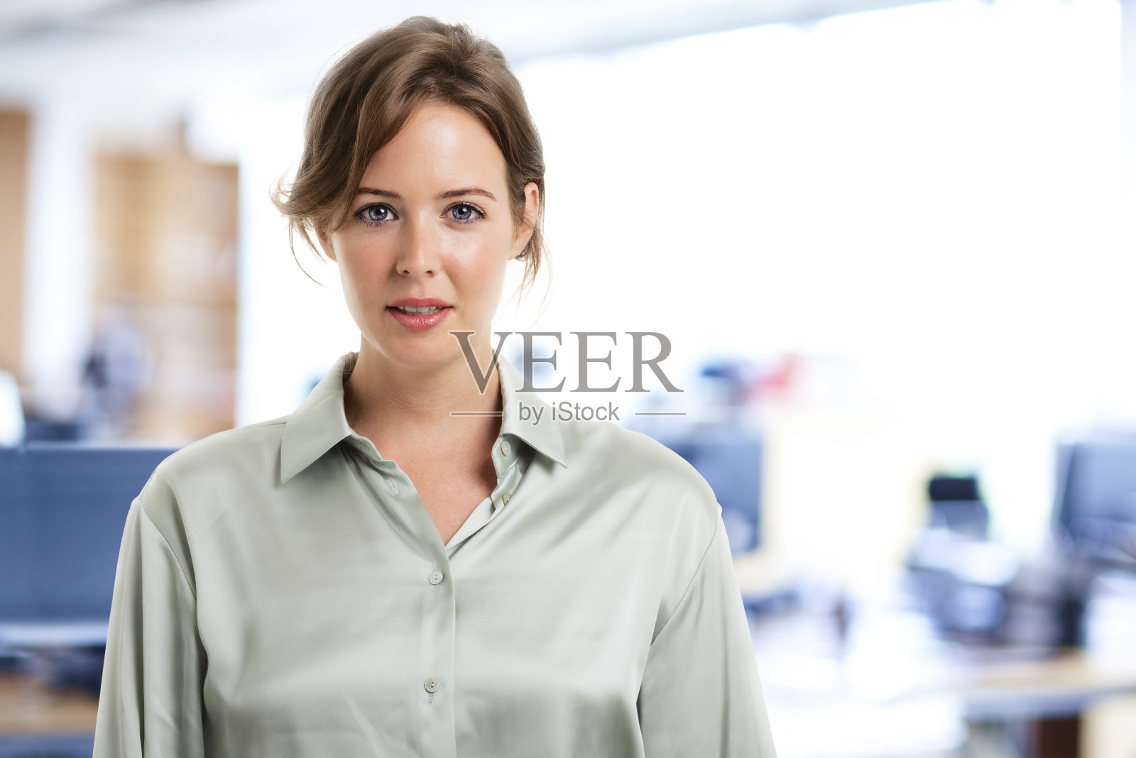 一位自信的女商人站在办公室里照片摄影图片