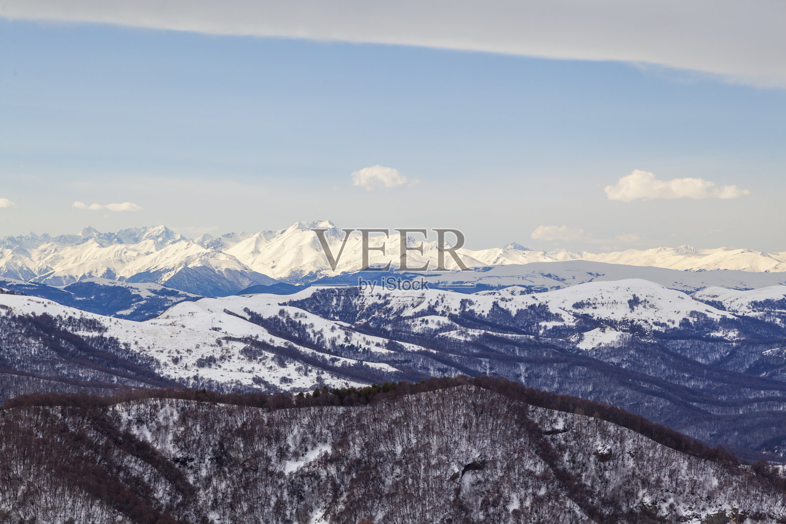 冬天的一天,从卡拉查伊-切克斯公路上俯瞰艾尔布鲁斯,照片摄影图片