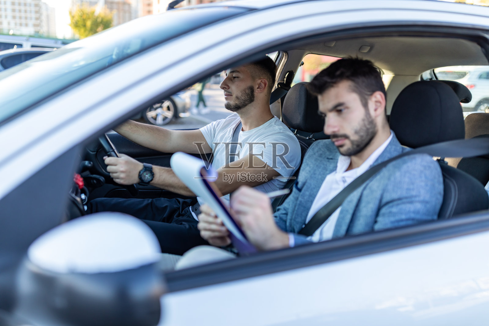年轻的司机和教练正在上课照片摄影图片