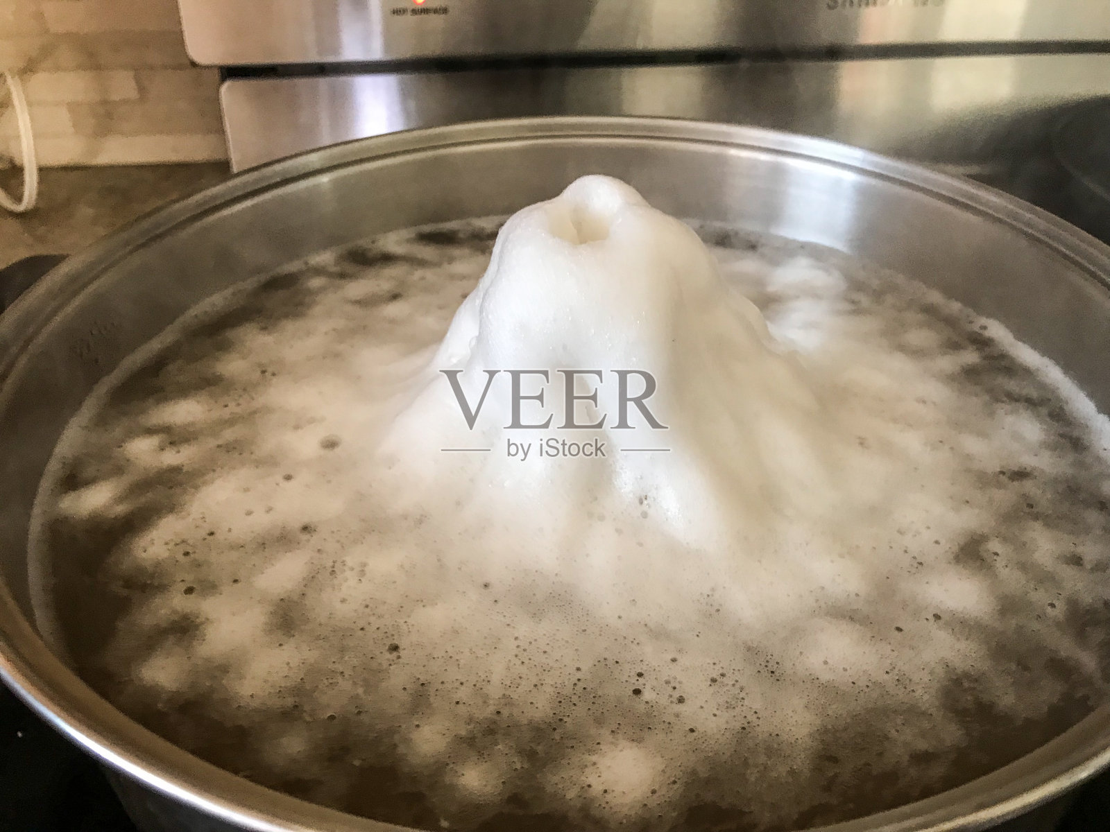 用豆子烧开的水产生泡沫照片摄影图片