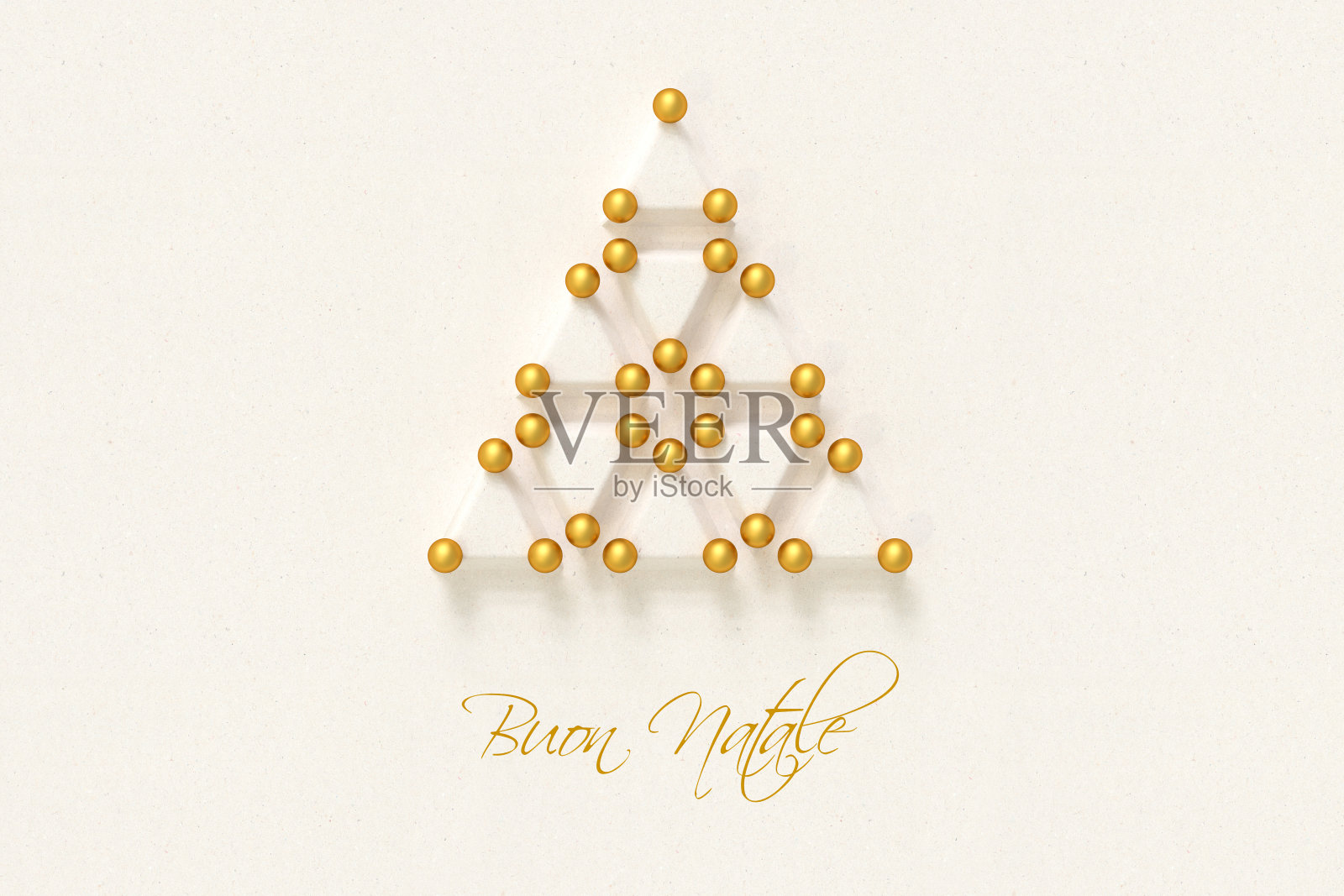纸三角形和金色小玩意做成的圣诞树。意大利语:圣诞快乐。插画图片素材