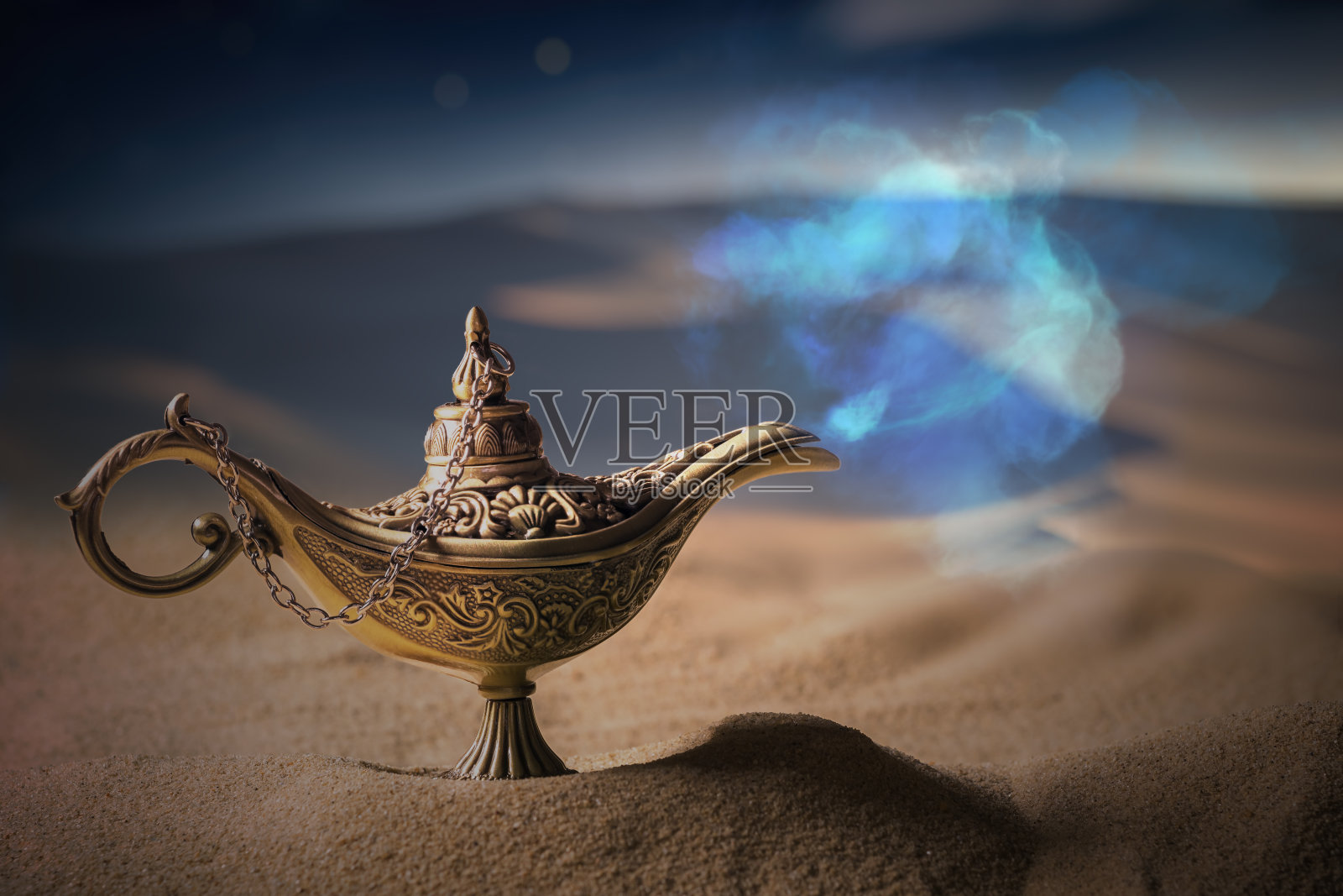 神奇的阿拉丁油灯与精灵在夜晚的沙漠。照片摄影图片