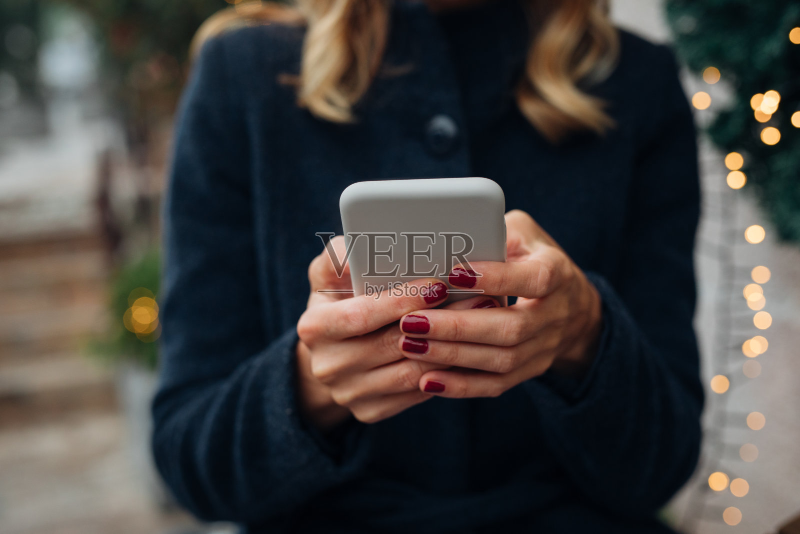 女性在户外咖啡馆使用手机的特写照片照片摄影图片