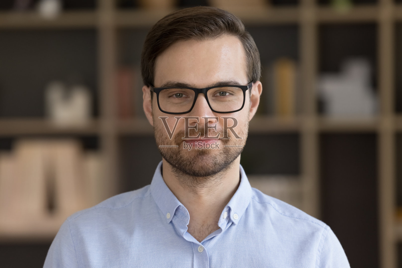 幸福自信的30多岁年轻商人的肖像。照片摄影图片