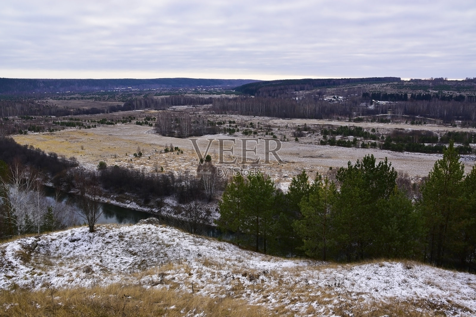 露出地表的白色石膏照片摄影图片