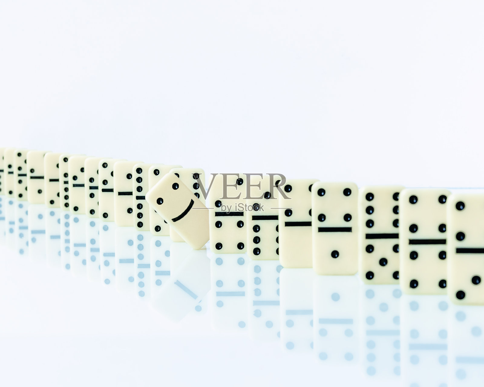 多米诺骨牌停止多米诺效应的白色背景。照片摄影图片