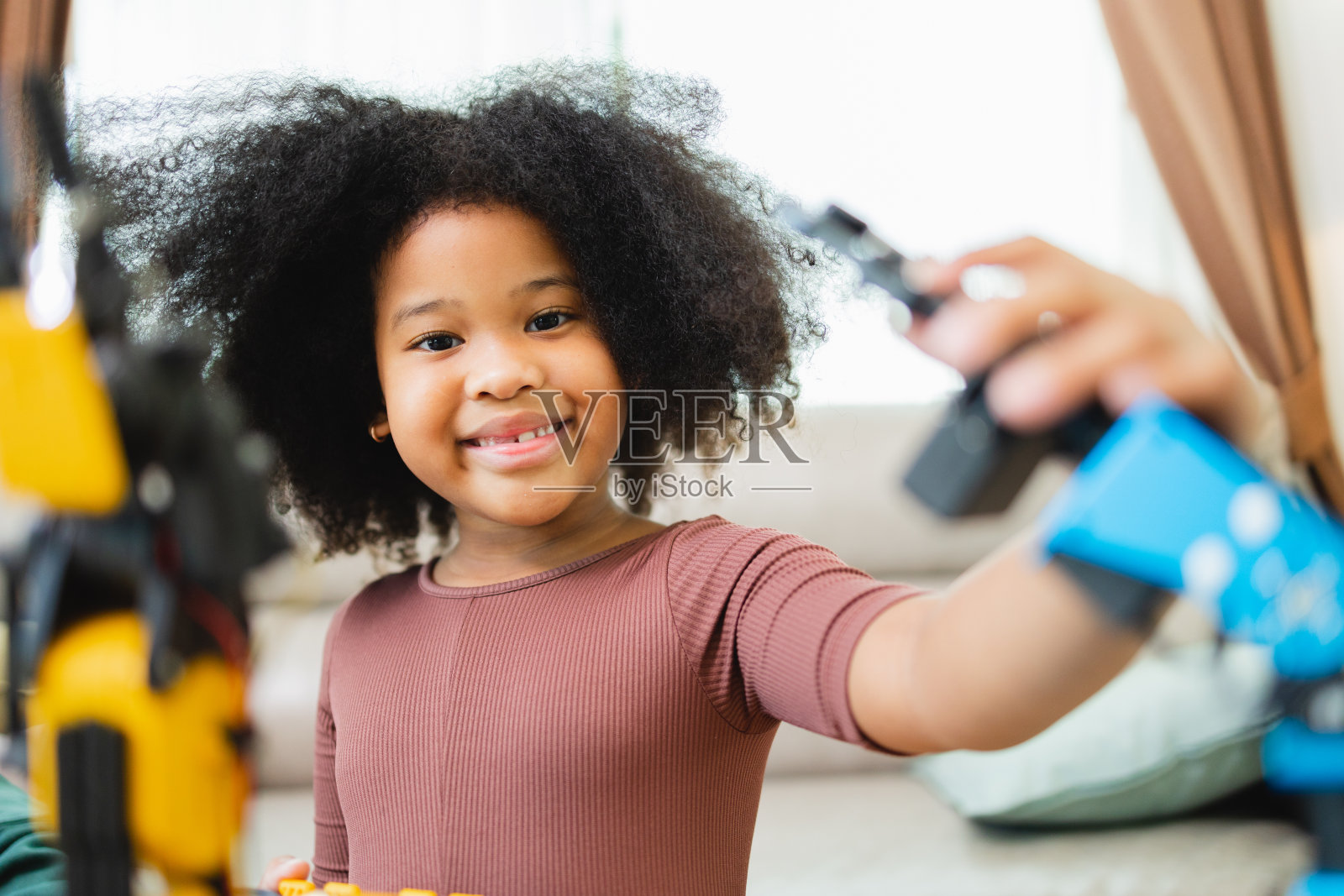 非裔美国女孩用程序计算机学习机械臂。创新技术机械辅助技术照片摄影图片