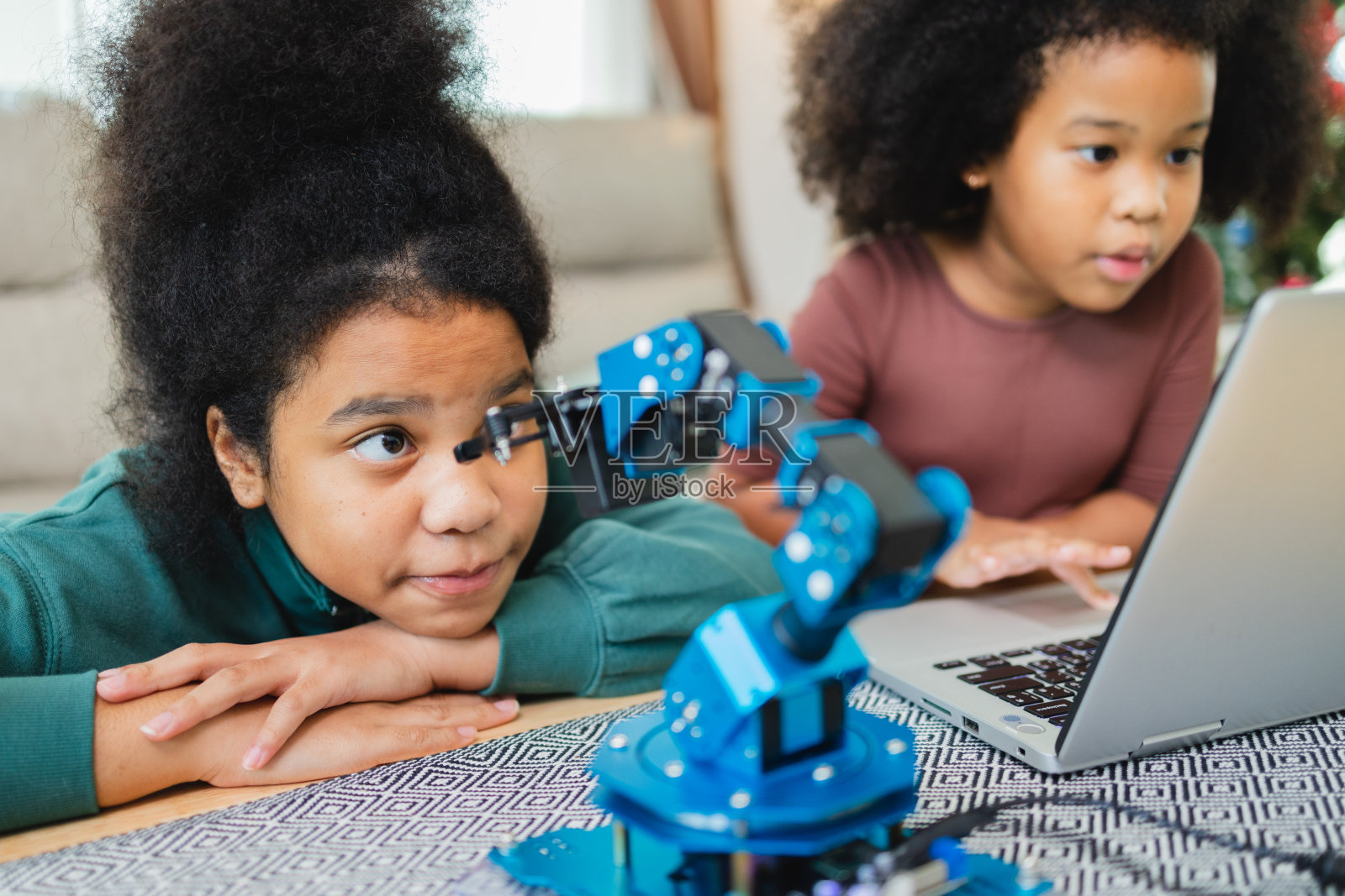 两个非裔美国女孩用程序计算机学习了机器人手臂。创新技术机械辅助技术照片摄影图片
