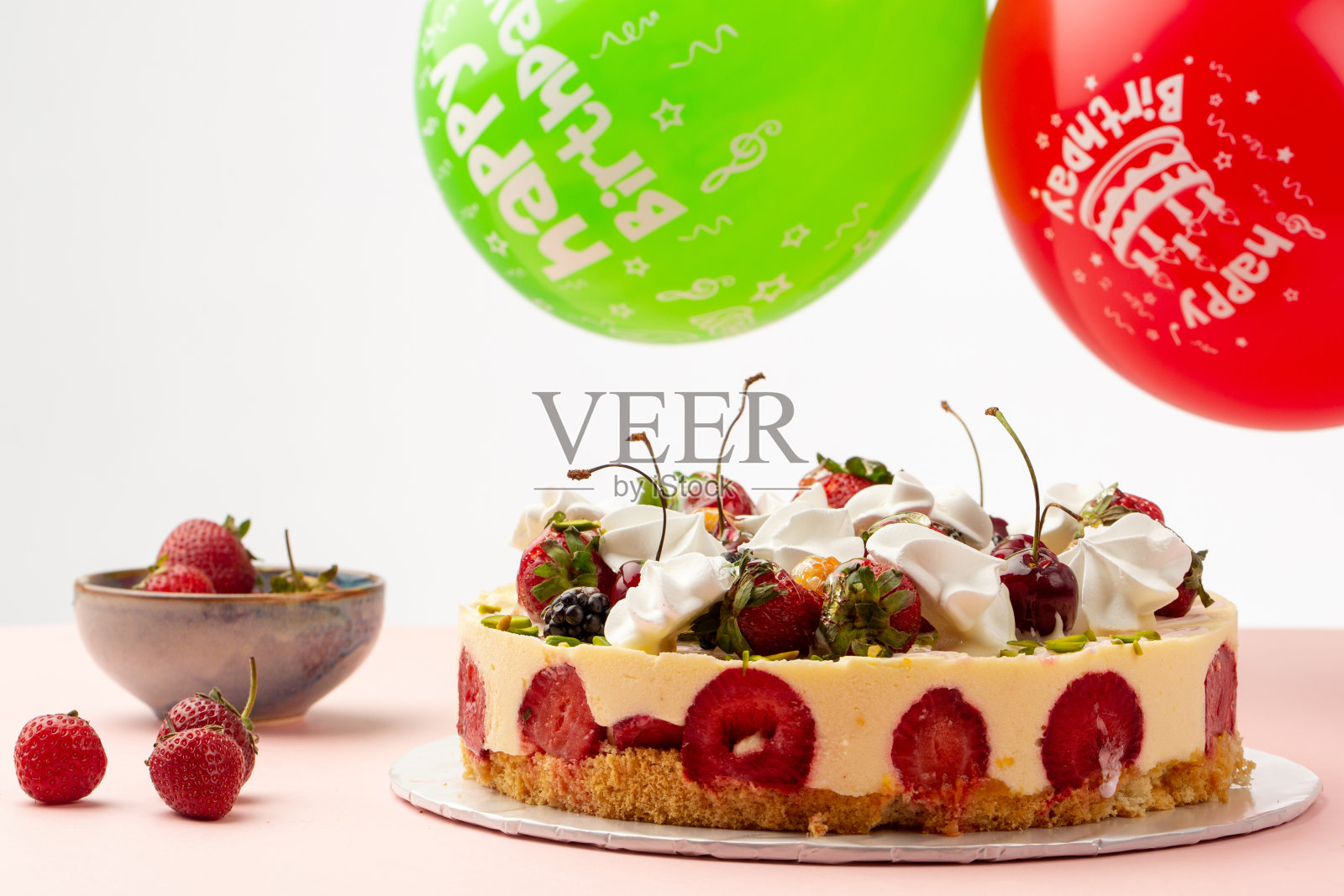 奶酪蛋糕,上面有水果和浆果照片摄影图片