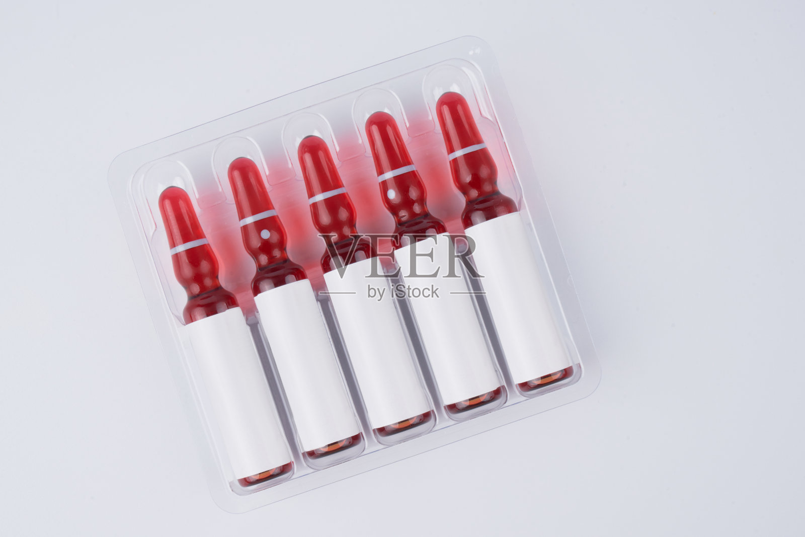 白色背景下分离的安瓿中的冠状病毒疫苗。COVID-19疫苗接种和治疗照片摄影图片