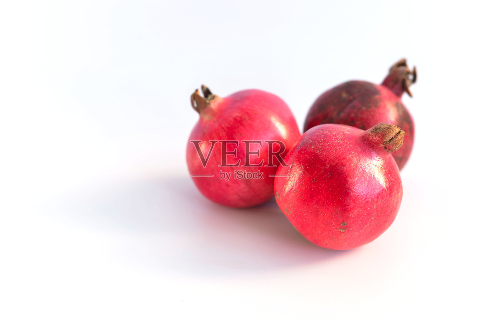 白色背景上的几个石榴。照片摄影图片