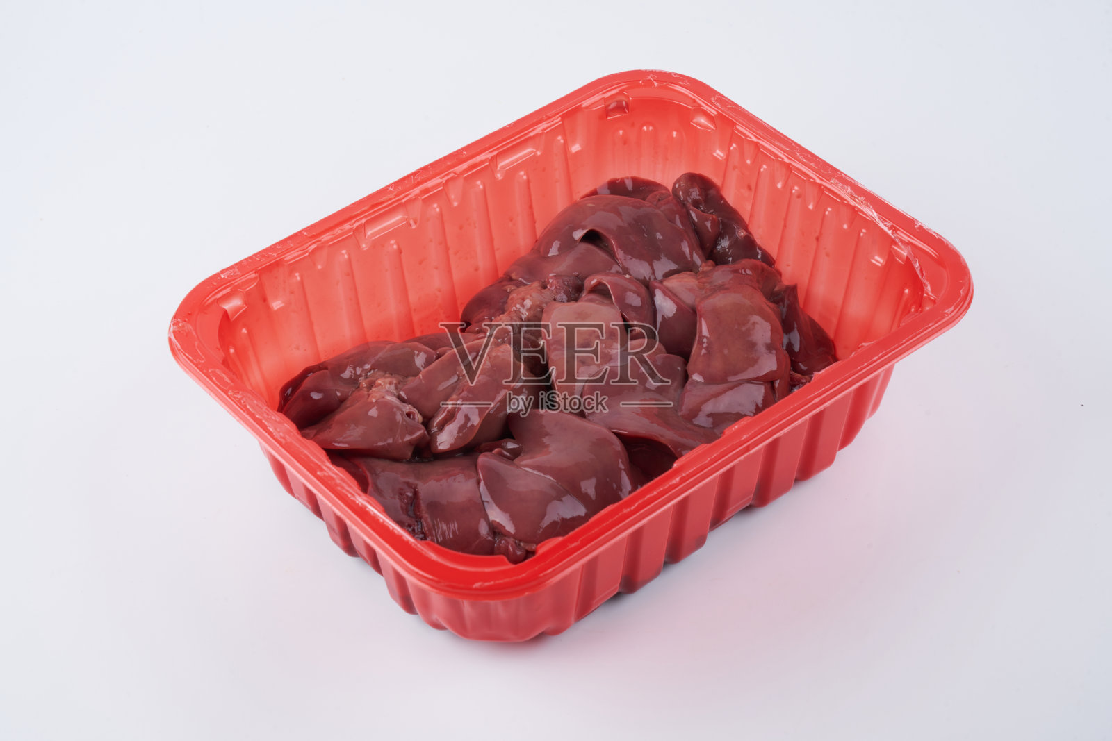 生鸡肝在红色容器接近孤立的白色背景与复制空间照片摄影图片