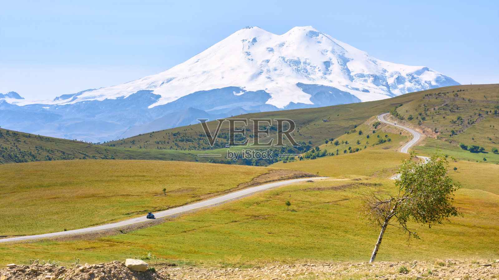 沿着昏昏沉沉的小路照片摄影图片