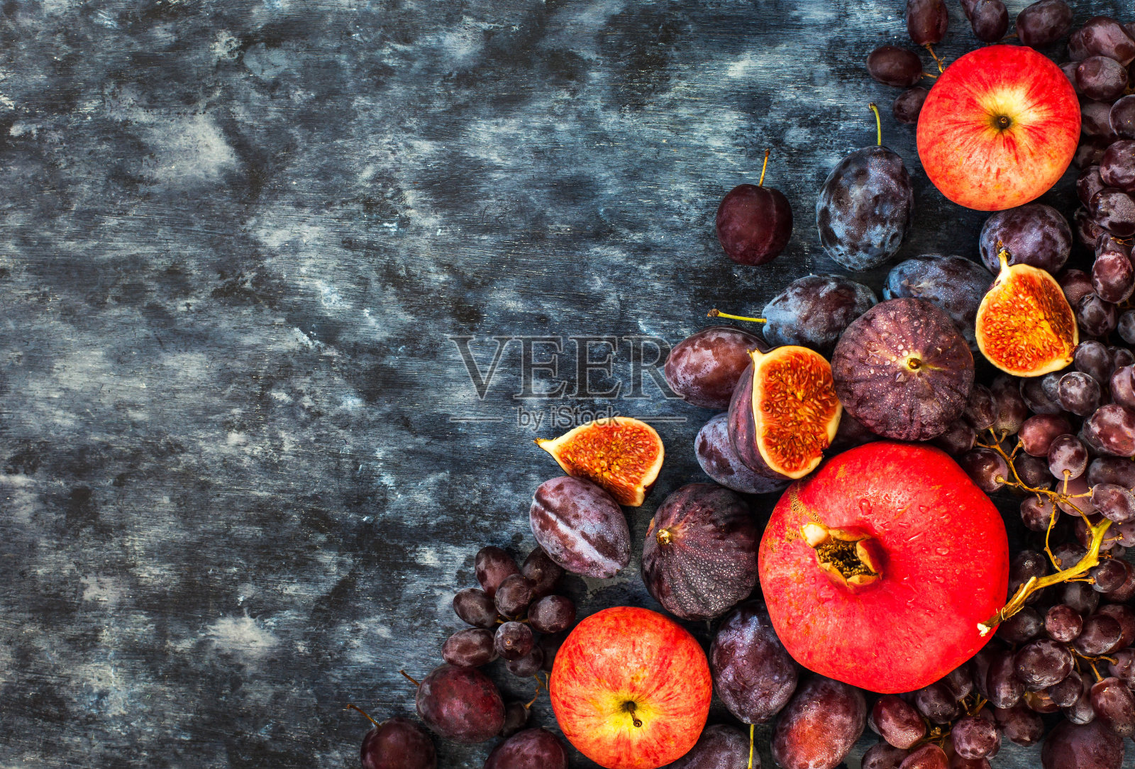 新鲜的秋天水果-无花果,李子,葡萄和石榴照片摄影图片