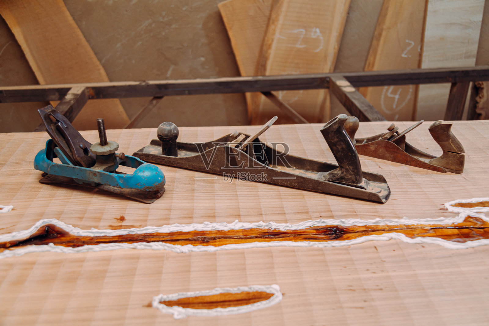 木桌上放着旧刨子照片摄影图片