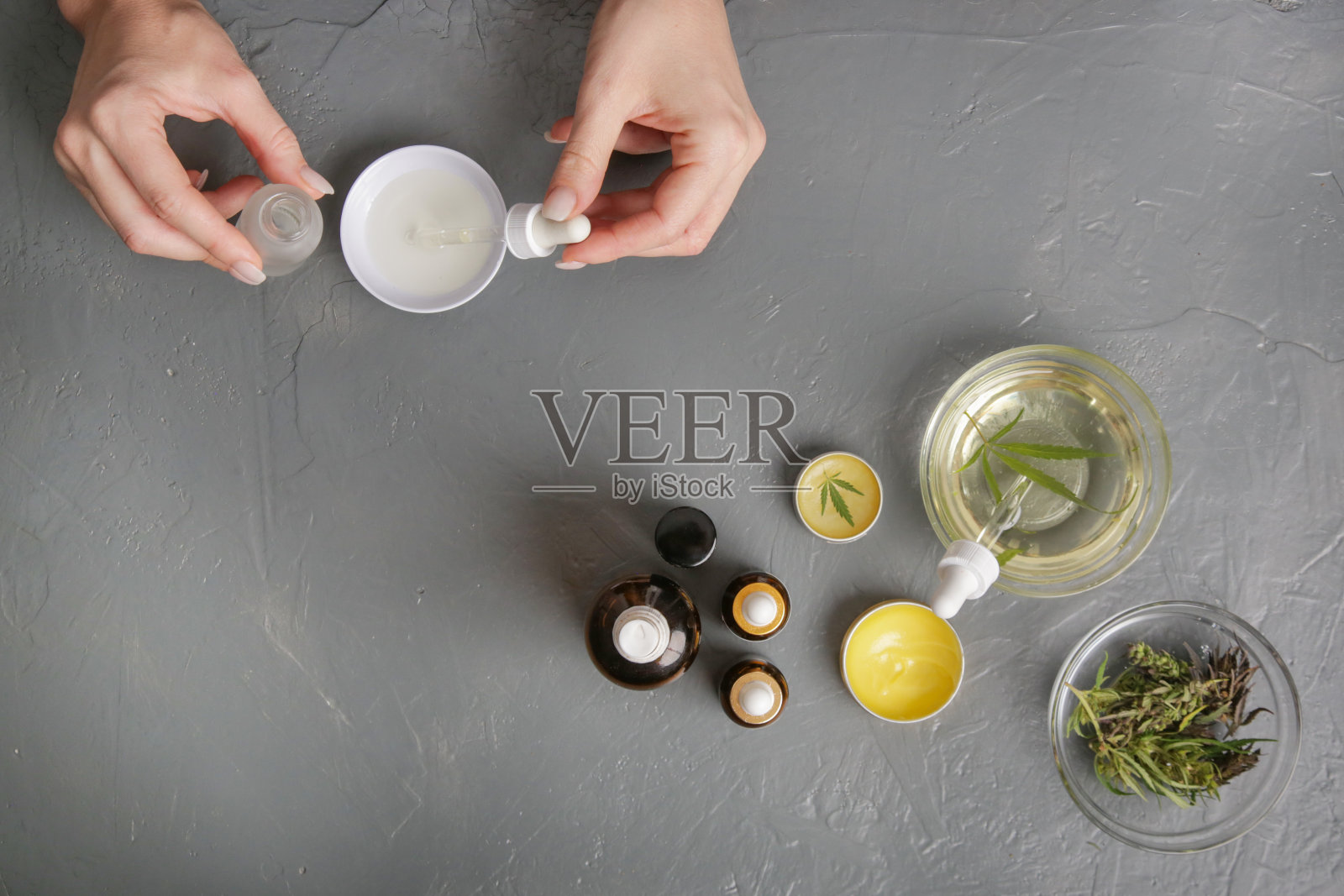 利用CBD油制作天然化妆品。照片摄影图片