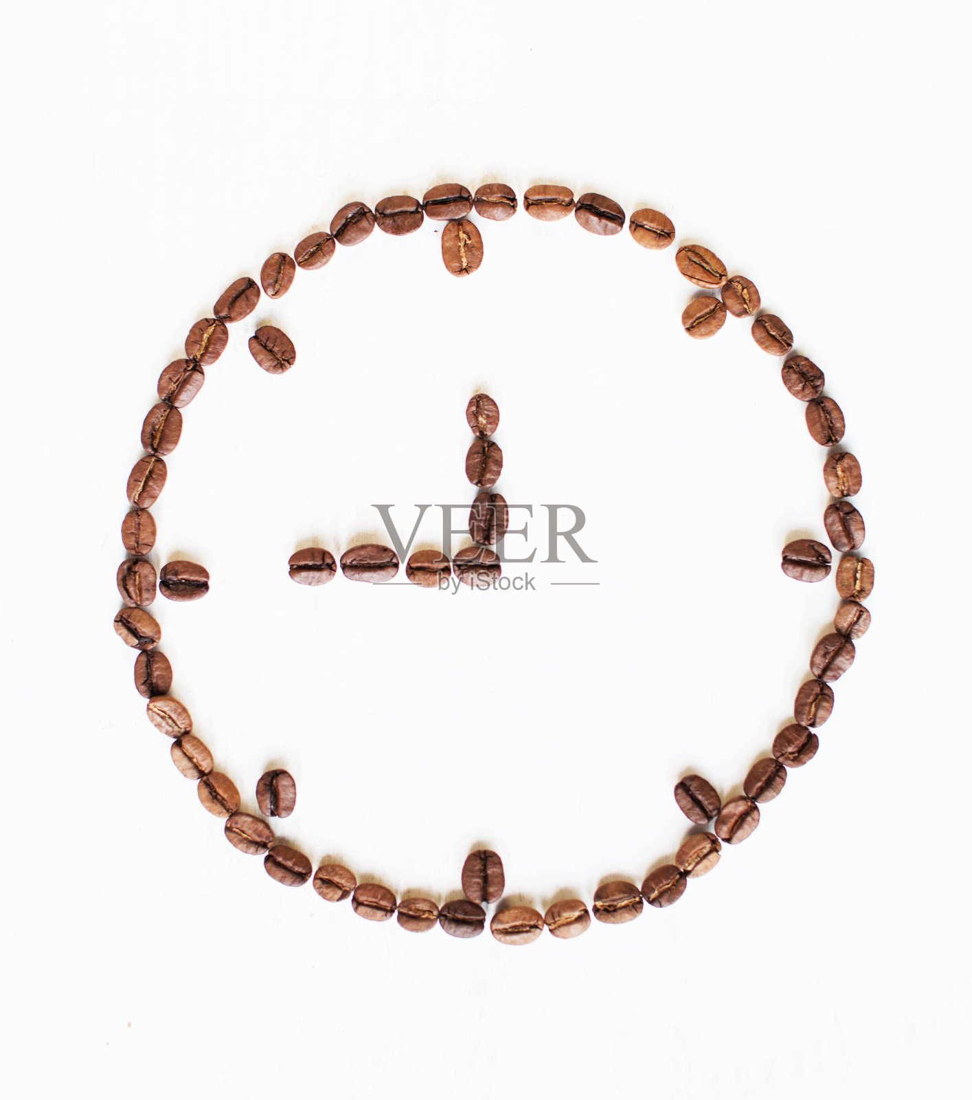 白色背景上的咖啡豆制成的时钟。照片摄影图片